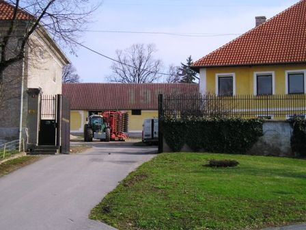 Vjezd do rodinn&eacute; farmy v Hospoz&iacute;n�